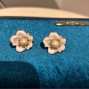 Vintage clip on earrings. Gold tone, faux pearl. ‘80ties.